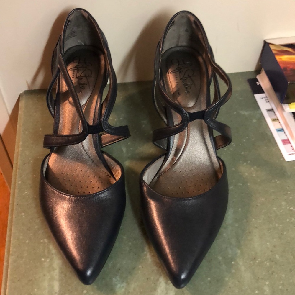 Navy heels